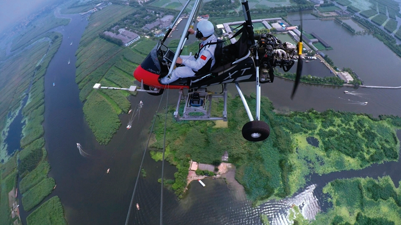 測繪地理信息工作人員利用三角翼在白洋淀進行航空測繪，為雄安新區(qū)規(guī)劃、選址和建設提供保障服務