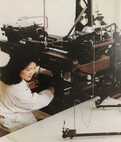 上世紀(jì)八十年代,技術(shù)人員利用傳統(tǒng)模擬測繪設(shè)備制圖 上世紀(jì)八十年代,技術(shù)人員利用傳統(tǒng)模擬測繪設(shè)備制圖