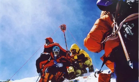 2005年,紅色全站儀覘標(biāo)豎立在珠峰之巔 2005年,紅色全站儀覘標(biāo)豎立在珠峰之巔