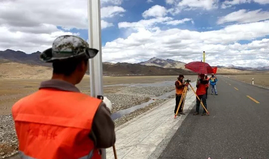 在阿里測區(qū)用電子水準(zhǔn)儀施測 在阿里測區(qū)用電子水準(zhǔn)儀施測