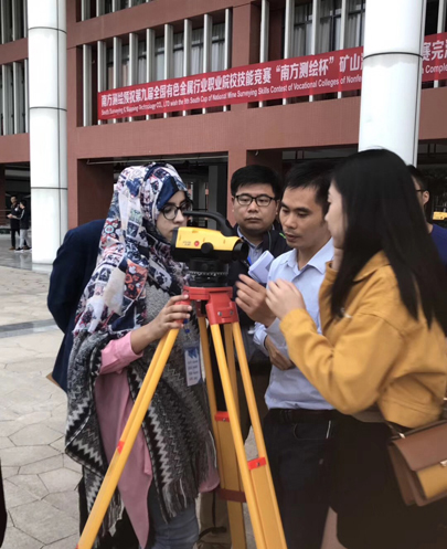 南方測繪公司技術人員正在為參賽選手做賽前培訓 南方測繪公司技術人員正在為參賽選手做賽前培訓